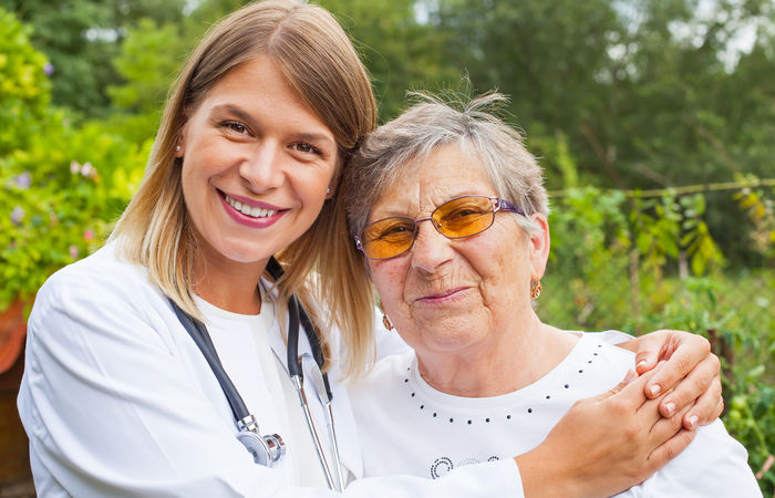 Wie sich der Arzt im Gespräch mit dem Patienten verhält, hat laut einer US-Studie Einfluss darauf, wie effektiv die Behandlung ist / Bild: Adobe Stock