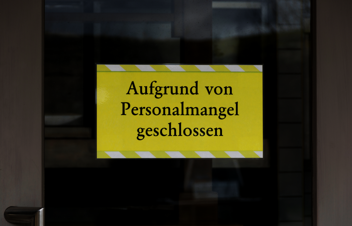 Geburtenstation muss in Österreich schließen, Ärztemangel, lange OP-Wartezeit