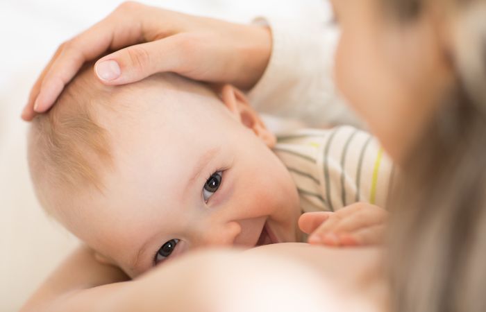 Zahlreiche Studien bestätigen die positiven Auswirkungen des Wunder-Coktails Muttermilch auf Babys.