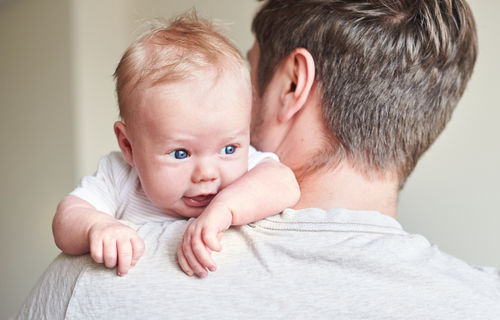 Es gibt laut Wissenschaft einen Grund dafür, warum die meisten Menschen beim Tragen ihres Babys die linke Seite bevorzugen