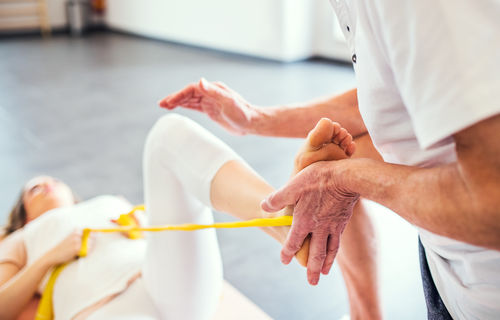 Physiotherapie kann bei allerlei Beschwerden hilfreich sein/ Bild: Adobe Stock 