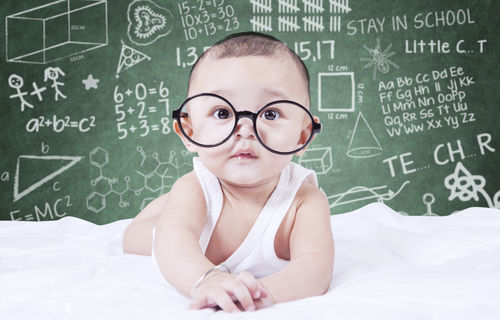 Laut einer neuen Studie sind die Lernprozesse von Babys und Erwachsenen gar nicht so unterschiedlich/ Bild: Adobe Stock