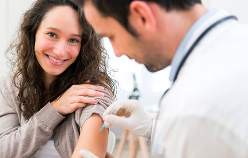 Ist die Impfung für Frauen mit Kinderwunsch gefährlich? Bild: Adobe Stock