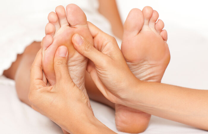 Sanfter Druck gegen Verspannungen: Die Fußreflexzonenmassage / Bild: Adobe Stock