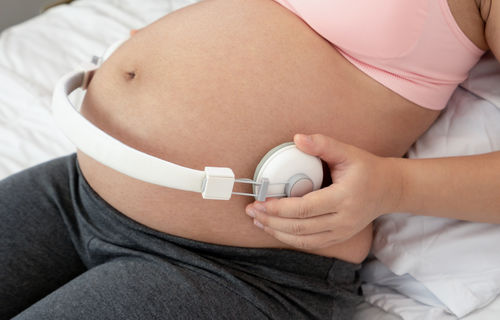 Eine Studie der der Med-Uni Wien zeigt, dass Babys schon im Mutterleib beginnen, Sprache zu verstehen.